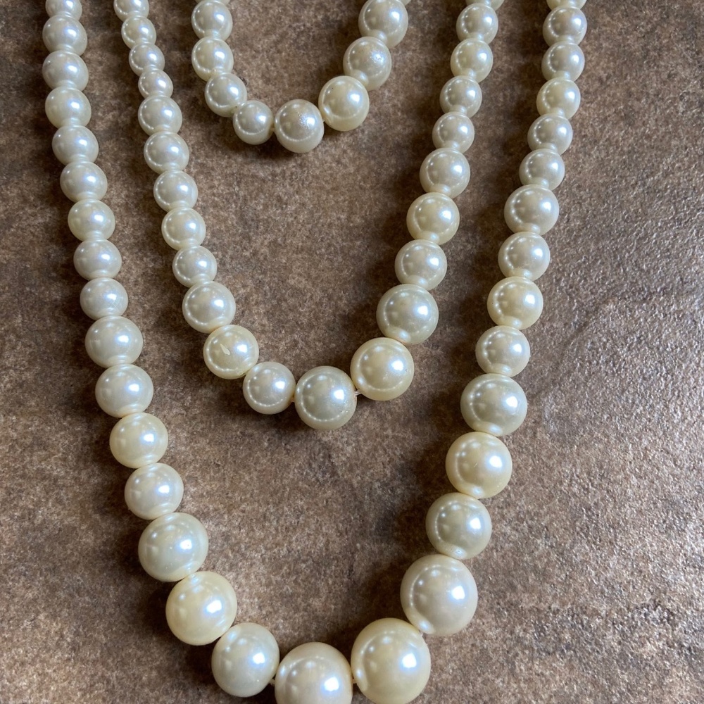 GUC - Pearl Necklace Faux - Triple Strand - Picture 3 of 11